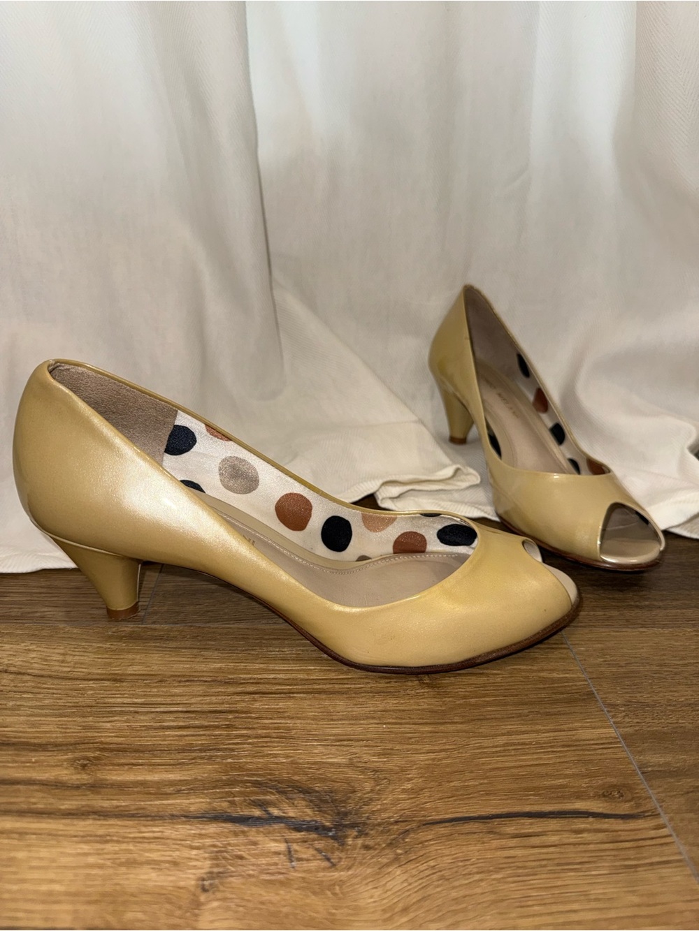 ANTONIO MELANI Peep-Toe Mid Heels in Pale Gold